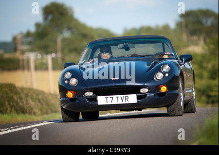 Voiture de sport TVR noire traverse l'Angleterre rurale dans l'été. Banque D'Images