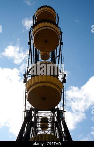 Les voitures sur la grande roue de Pripyat Pripyat dans le parc d'Pripyat zone d'exclusion de Tchernobyl l'Ukraine Banque D'Images