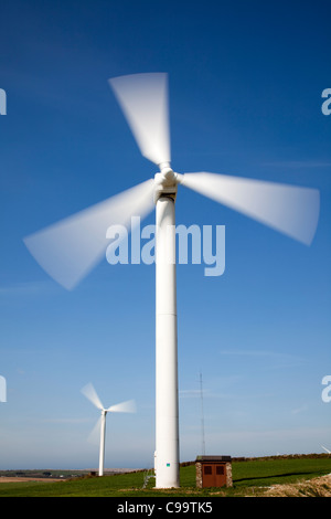 Ferme éolienne, Éolienne contre le ciel bleu Banque D'Images
