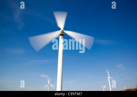 Ferme éolienne, Éolienne contre le ciel bleu Banque D'Images