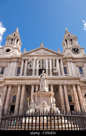 Grand vertical porte Ouest de la Cathédrale St Paul avec Statue de la Reine Anne, Ludgate Hill, Londres, Angleterre, Royaume-Uni, Europe. Banque D'Images