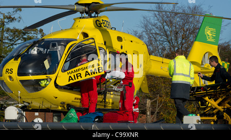 Hampshire et l'île de Wight présente un patient à l'hôpital général de Southampton d'atterrissage d'hélicoptère Banque D'Images