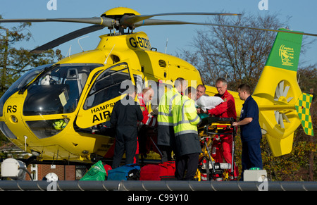 Le Hampshire et l'île de Wight air ambulance apporte à un patient à l'hôpital général de Southampton d'atterrissage d'hélicoptère Banque D'Images