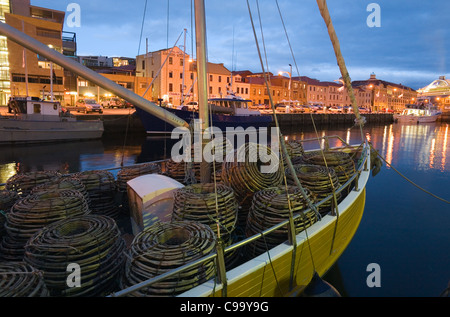 Des casiers à homard sur un bateau de pêche à Victoria Dock. Sullivans Cove, Hobart, Tasmanie, Australie Banque D'Images