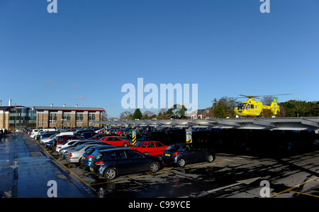 D'urgence de l'hôpital général de Southampton hélisurface assis sur le dessus d'un parking Banque D'Images