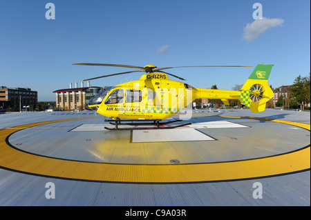 Air Ambulance du Hampshire et l'île de Wight s'asseoir sur la plate-forme d'atterrissage de l'hélicoptère de l'hôpital général de Southampton Banque D'Images