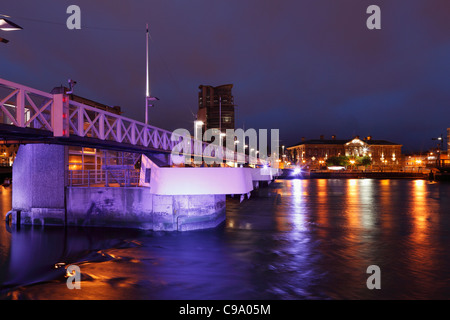 Royaume-uni, Irlande, Irlande du Nord, Belfast, vue de Lagan Weir avec cityscape at night Banque D'Images