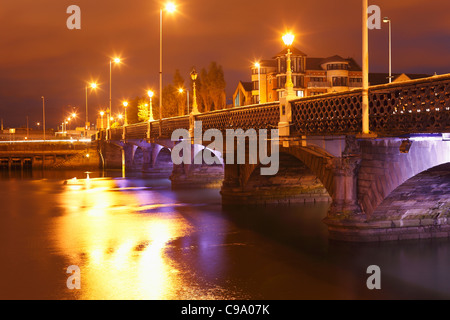 Royaume-uni, Irlande, Irlande du Nord, l'Ouest de Belfast, Queen's bridge avec la nuit de la rivière Lagan Banque D'Images