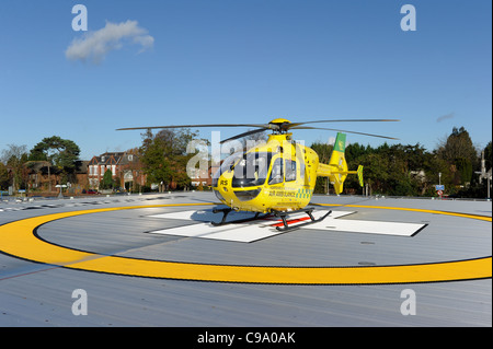 L'hôpital général de Southampton nouveau tampon avec un hélicoptère air ambulance jaune du Hampshire et l'île de Wight assis sur elle Banque D'Images