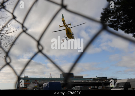 Hampshire et l'île de Wight air ambulance arrive sur terre à l'atterrissage d'hélicoptère de l'hôpital général de Southampton Banque D'Images