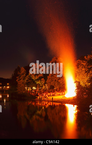 Allemagne, Berlin, Wolfratshausen, les gens célébrant Midsummer Festival Banque D'Images