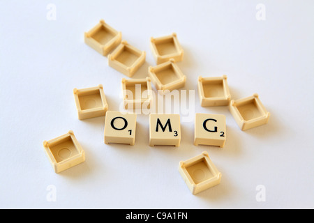 'Hello' en toutes lettres au Scrabble lettre carreaux carrés, sland txt sms chat parler, photographie Banque D'Images