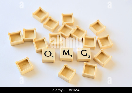 'Hello' en toutes lettres au Scrabble lettre carreaux carrés, sland txt sms chat parler, photographie Banque D'Images