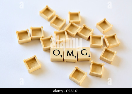 'Hello' en toutes lettres au Scrabble lettre carreaux carrés, sland txt sms chat parler, photographie Banque D'Images