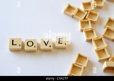 Les tuiles de SCRABBLE / carrés préciser 'Amour', fond blanc, photographie Banque D'Images