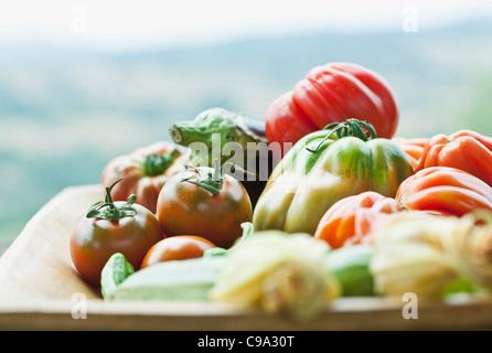 Italie, Toscane, Magliano, Close up de divers légumes dans le bac en bois Banque D'Images