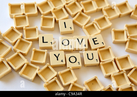 Les tuiles de SCRABBLE / sort des carrés-out "I LOVE YOU", fond blanc, photographie Banque D'Images