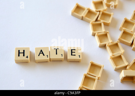 Les tuiles de SCRABBLE / carrés préciser l'émotion mot de haine, fond blanc studio photo Banque D'Images