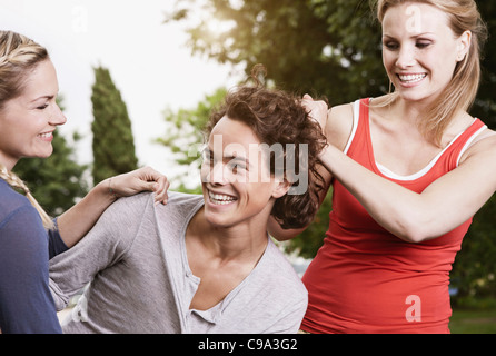 Italie, Toscane, Magliano, jeune homme et femmes s'amusant, smiling Banque D'Images