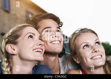 L'Italie, l'Tuscanyg, Magliano, Close up of young man and women, smiling, looking up Banque D'Images