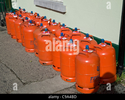 Les bonbonnes de gaz propane en vente à l'extérieur d'un magasin de matériel à Skerries, comté de Dublin, Irlande Banque D'Images