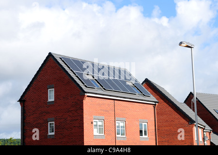 Maison de nouvelle construction avec des panneaux solaires. Banque D'Images