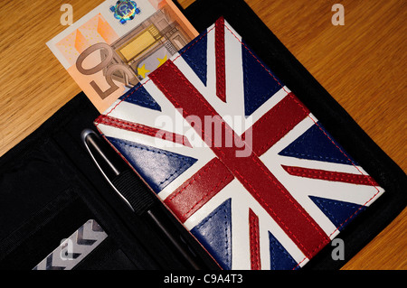 Royaume-uni et de passeport personnel avec un cinquante euro pound note. Comme l'euro aggrave la crise de la dette va rester en Europe Royaume-Uni Banque D'Images