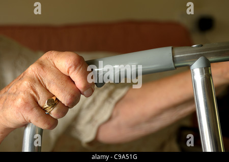 Personne âgée Avec déambulateur. Banque D'Images