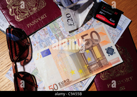 Contenu d'une des poches du touriste britannique à l'étranger en Europe, passeport, carte d'euros lunettes de soleil et une carte mémoire. Banque D'Images