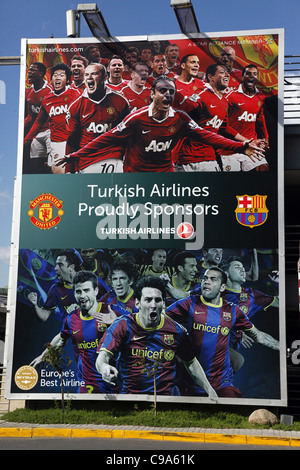 TURKISH AIRLINES MANCHESTER UNITED ET BARCELONE FOOTBALL POSTER l'aéroport Atatürk ISTANBUL Turquie 03 octobre 2011 Banque D'Images