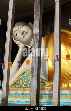 Statue du Bouddha d'or couché au Wat Sai Thai temple. Krabi, Thaïlande, Asie du Sud, Asie Banque D'Images