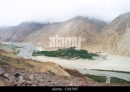 Sur chemin de la vallée de Nubra, quelques routes parallèles sont également considérés. Les fleuves Shyok River rencontre la rivière Nubra ou Siachan pour former un grand val Banque D'Images