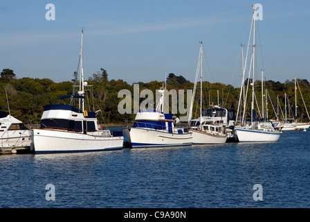 Yachts amarrés sur la Beaulieu River dans le Hampshire, ciel bleu, Blue Water Banque D'Images