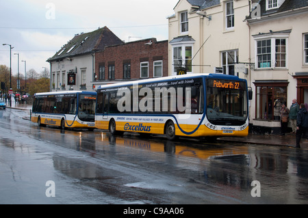 Les bus par temps humide, Stratford-upon-Avon, England, UK Banque D'Images