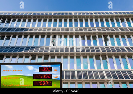 Des panneaux solaires sur un bâtiment sur le campus de l'Université de Northumbria à Newcastle, Royaume-Uni. Banque D'Images
