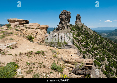 Compagnon et fragments de cheminées de grande maison Pueblo, Chimney Rock Zone Archéologique, Pagosa Springs (Colorado). Banque D'Images