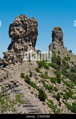 Compagnon et fragments de cheminées de grande maison Pueblo, Chimney Rock Zone Archéologique, Pagosa Springs (Colorado). Banque D'Images