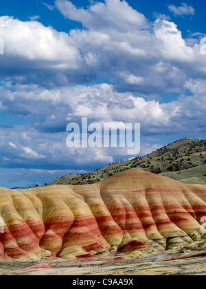 Puffy clouds over Painted Hills. John Day Fossil jumeaux National Monument. Oregon Banque D'Images