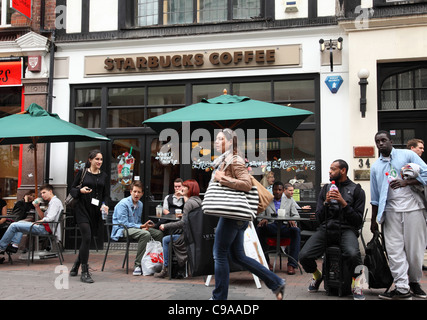 Café Starbucks à Londres, Angleterre, Royaume-Uni Banque D'Images