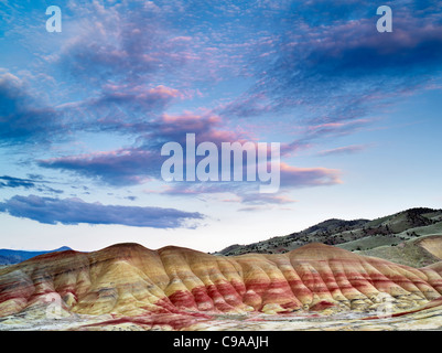 Coucher de soleil sur Painted Hills. John Day Fossil jumeaux National Monument. Oregon Banque D'Images