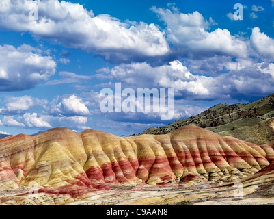 Puffy clouds over Painted Hills. John Day Fossil jumeaux National Monument. Oregon Banque D'Images