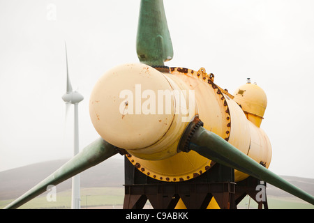 Une turbine marémotrice sur le quai de Kirkwall, Orkney, Scotland, UK, avec une éolienne à l'arrière-plan. Banque D'Images