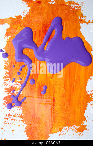 Déversement de peinture orange et violet Banque D'Images