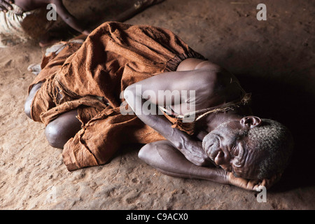 James, l'un des aînés du village traditionnel des pygmées Batwa de la Forêt impénétrable de Bwindi en Ouganda. Banque D'Images