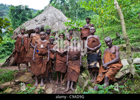 Les gens de Mukuno, village batwa traditionnel de la tribu autochtone de la Forêt impénétrable de Bwindi en Ouganda. Banque D'Images