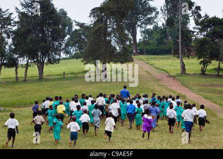 Les enfants à l'école primaire où l'Nyamiyaga Hôpital communautaire de Bwindi exécuter des programmes de santé. L'Ouganda. Banque D'Images