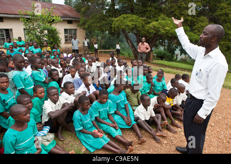 Les enfants à l'école primaire où l'Nyamiyaga Hôpital communautaire de Bwindi exécuter des programmes de santé. L'Ouganda. Banque D'Images