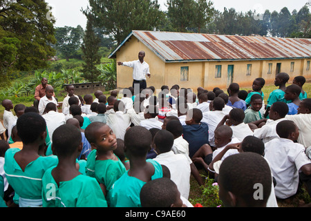 Les enfants à l'école primaire où l'Nyamiyaga Hôpital communautaire de Bwindi exécuter des programmes de santé. L'Ouganda. Banque D'Images