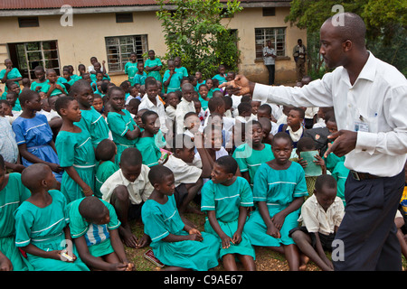 Les enfants à l'école primaire où l'Nyamiyaga Hôpital communautaire de Bwindi exécuter des programmes de santé. L'Ouganda. Banque D'Images