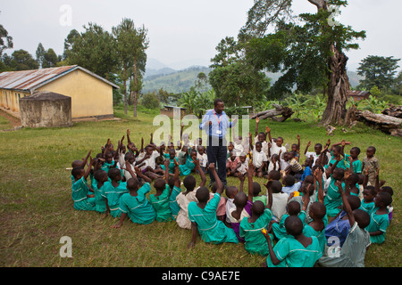 Les enfants à l'école primaire où l'Nyamiyaga Hôpital communautaire de Bwindi exécuter des programmes de santé. L'Ouganda. Banque D'Images